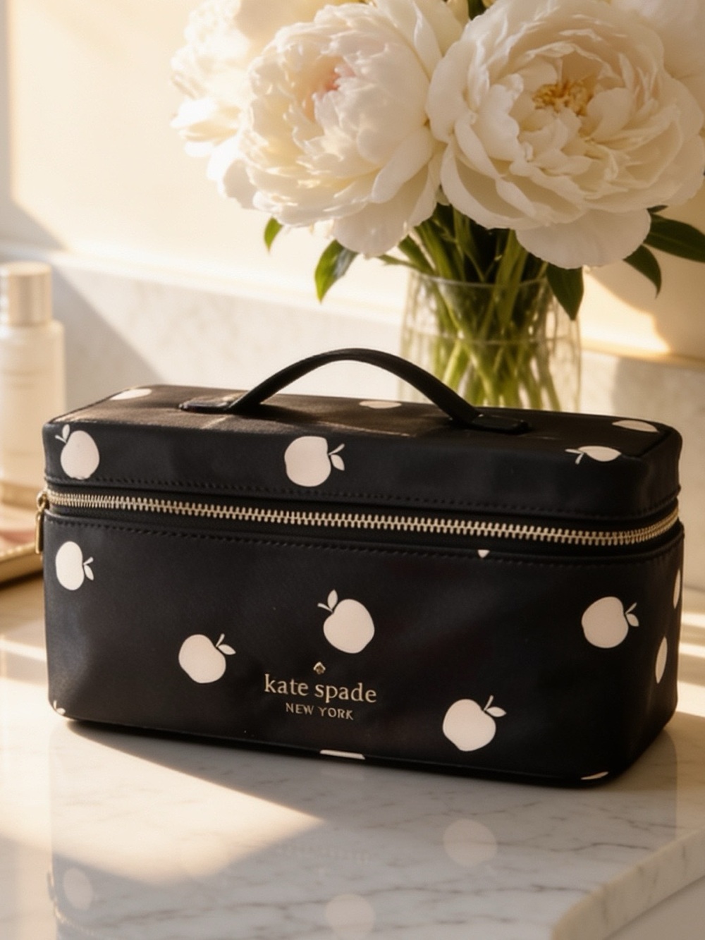 kate spade genuine Cosmetic train Case in Cream & black New York Apple Print 🍎